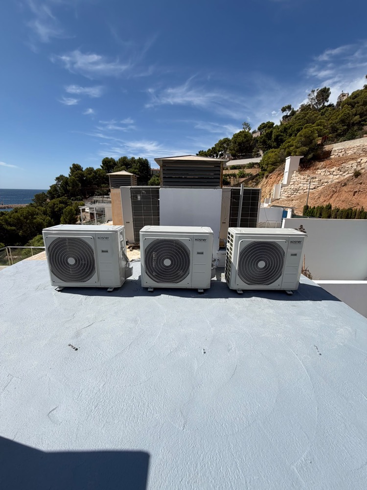 Tres unidades exteriores instaladas en azotea frente al mar