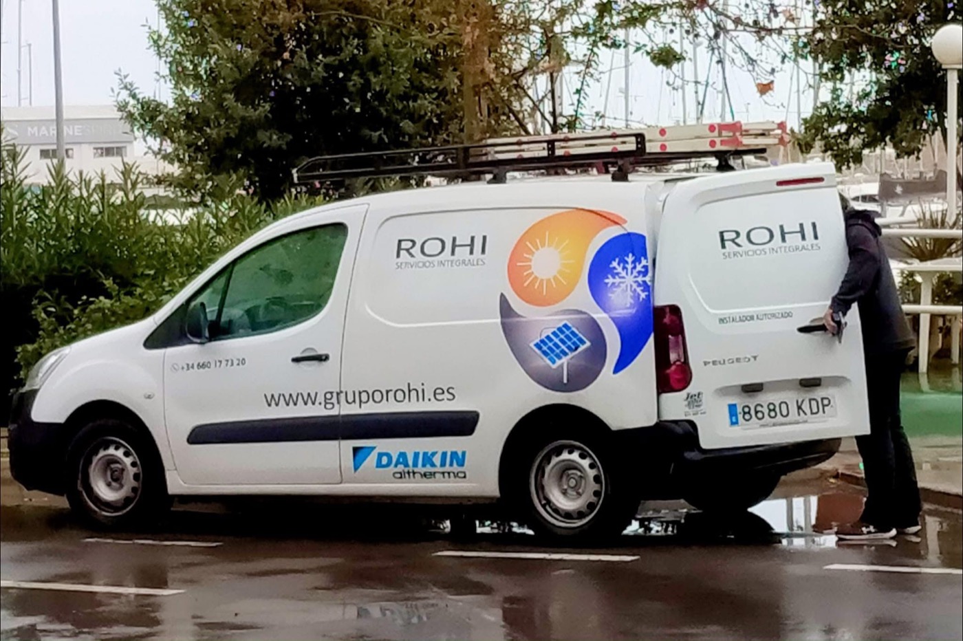 Furgoneta de ROHI con escalera y puerta trasera abierta